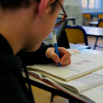 Assomption Montpellier école - un élève en revision